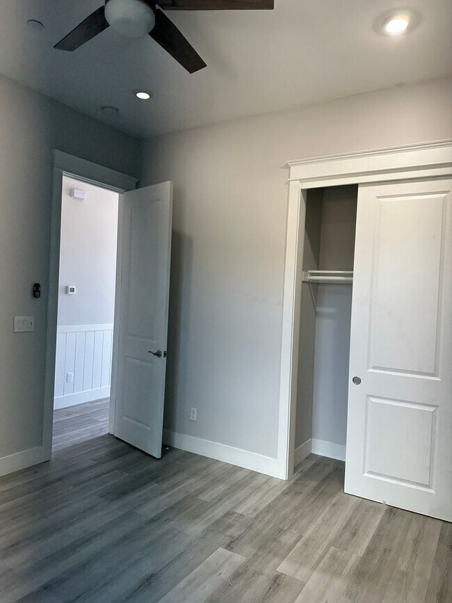 Building Photo - Gorgeous updated 2 bedroom available now!