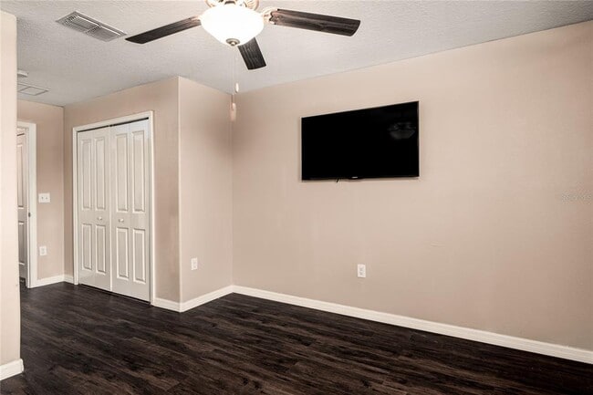 Building Photo - 724 Royal Empress Dr