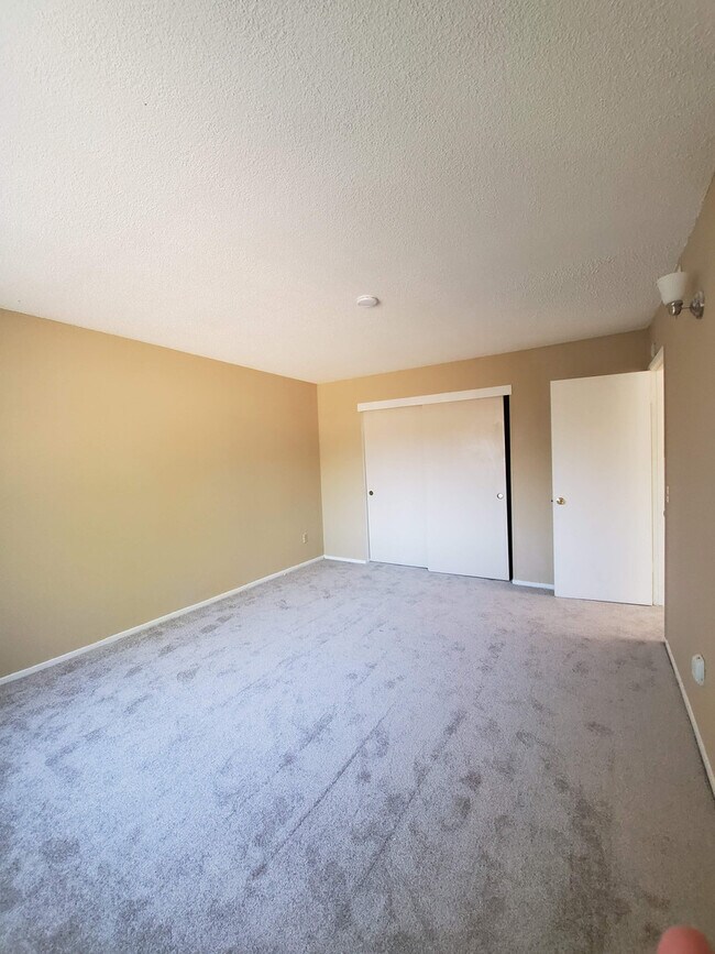 Building Photo - Roseville 2 Bedroom Duplex, New Carpet, Central Heat and Air, Large Fenced Yard