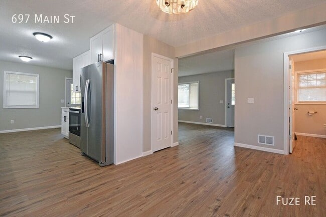 Building Photo - 697 Main St