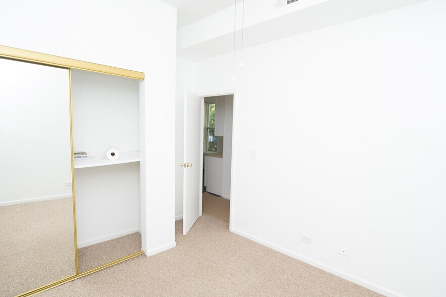 Building Photo - 3616 W Wrightwood Ave