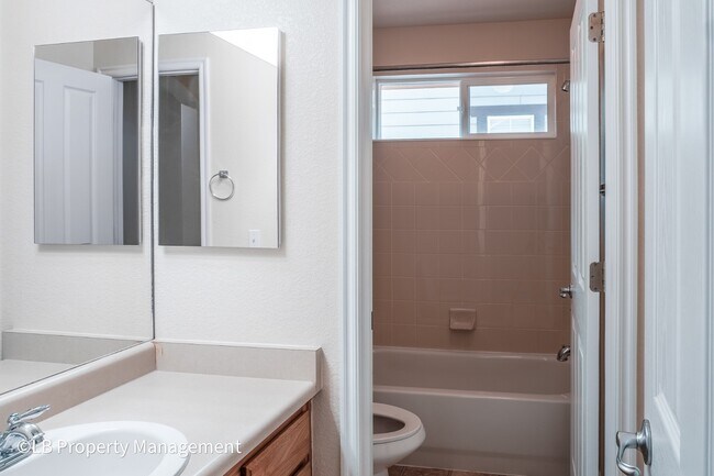 Building Photo - 10590 Pearlwood Cir