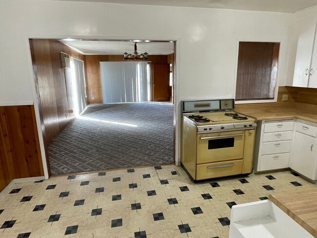 Building Photo - Large and Spacious Home