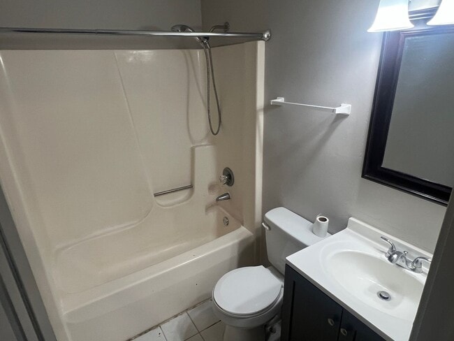 Building Photo - Updated 3 bed 1 bath home - Available Now