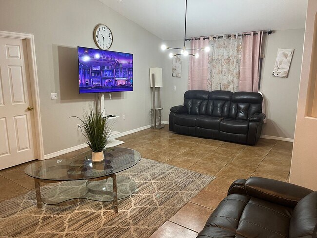 Building Photo - 528 Anise Ct