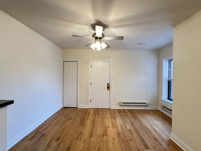 Building Photo - 824 W Cornelia