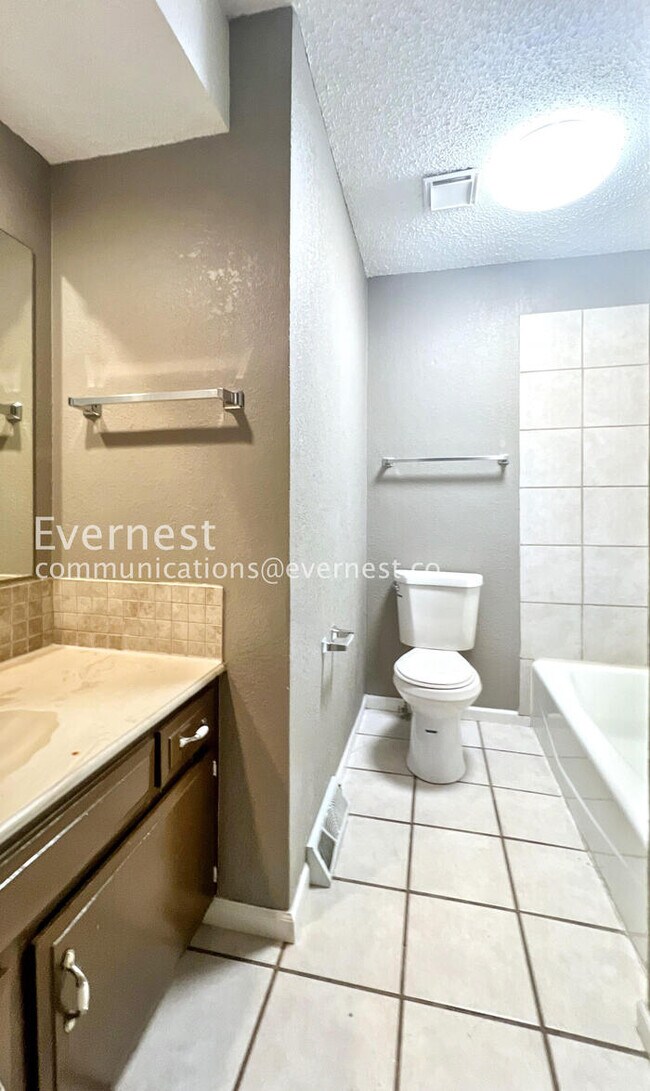 Building Photo - 309 SW Richwood Ln