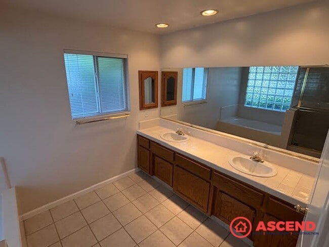 Building Photo - Spacious 3 Bed / 2 Bath with Fireplace, Garage & Gardener Included