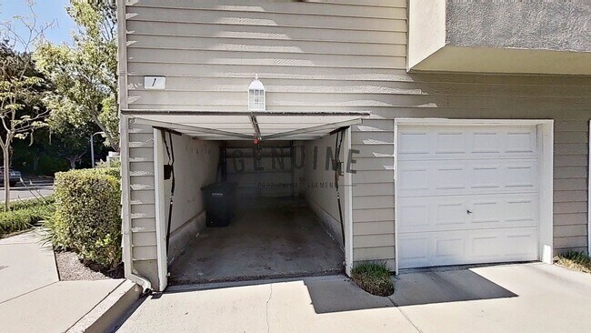 Building Photo - Charming 1Bd Upstairs Condo w/ Den & Garage