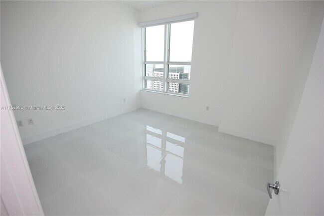 Building Photo - 950 Brickell Bay Dr