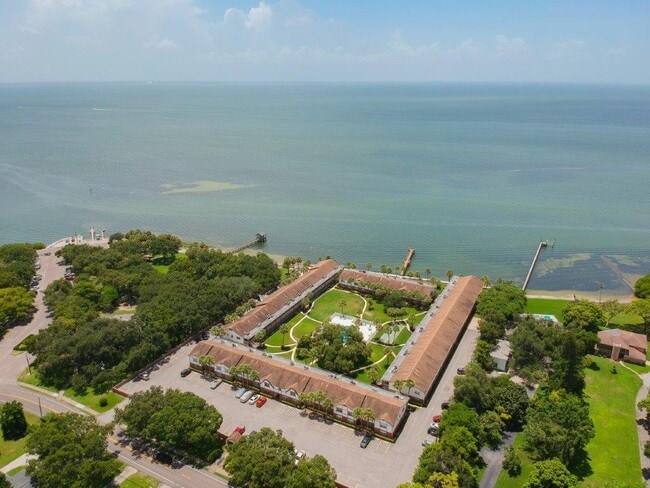 Building Photo - 650 Pinellas Point Dr S
