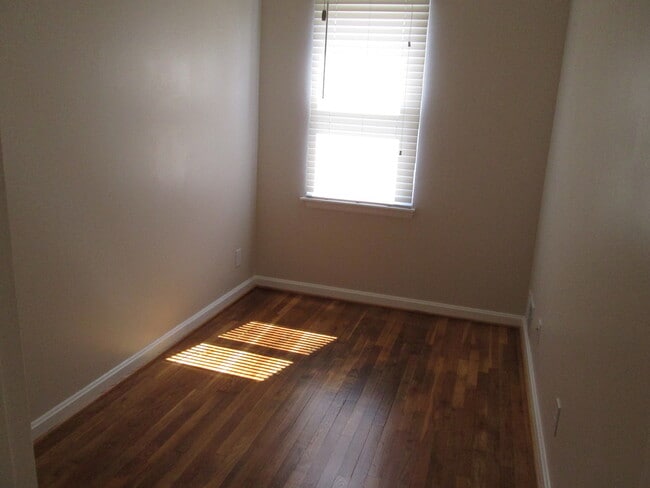 Building Photo - 3BR/2BA Townhome in Dundalk!