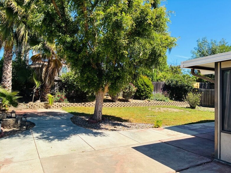 Building Photo - 45470 Clubhouse Dr