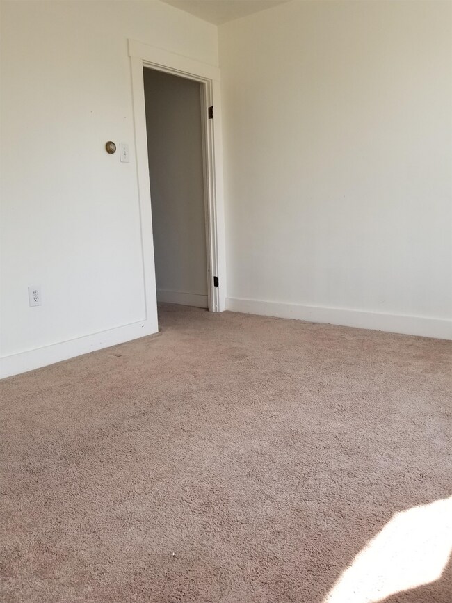 Building Photo - 211 W 5th St