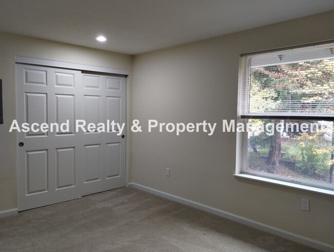 Building Photo - Price Reduced! Beautifully Updated 2 Level...