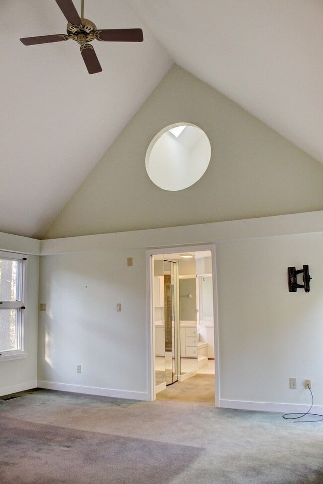 Building Photo - Contemporary 4bd/3.5ba Near Hope Valley + Home Equidistant to Downtown Durham & Chapel Hill!