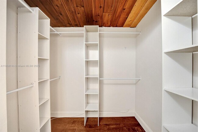 Building Photo - 760 E Coco Plum Cir