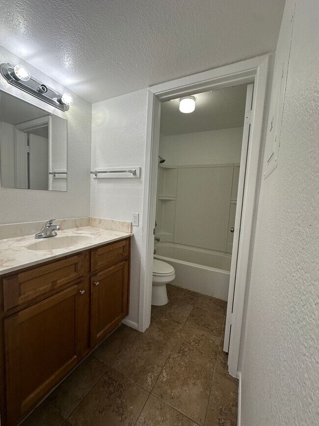Building Photo - Lindsey and McKellips: 2bed, 1 bath unit, second floor