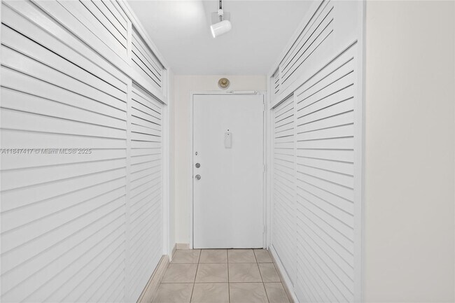 Building Photo - 1408 Brickell Bay Dr