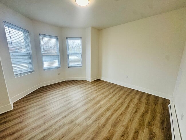 Building Photo - Beautiful 3b/1.5bth House ! Section 8 Only