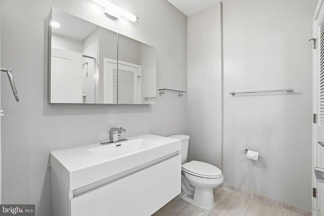 Building Photo - 989 S Buchanan St