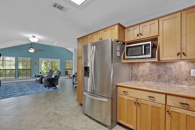 Building Photo - 140 Elm Dr