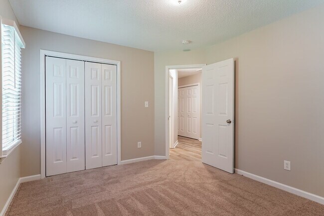 Building Photo - 353 Amherst Creek Dr