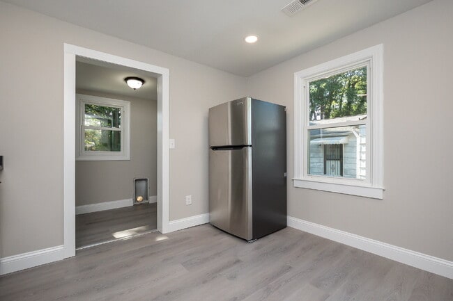 Building Photo - Renovated 2 BR, 1 BA quaint home in Spartanburg under $1200/mo rent