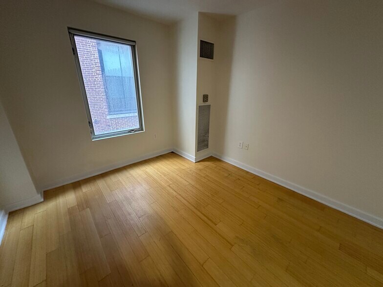 Building Photo - 25 Lagrange St