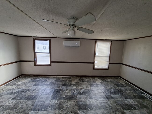 Building Photo - 1925 Bacons Bridge Rd