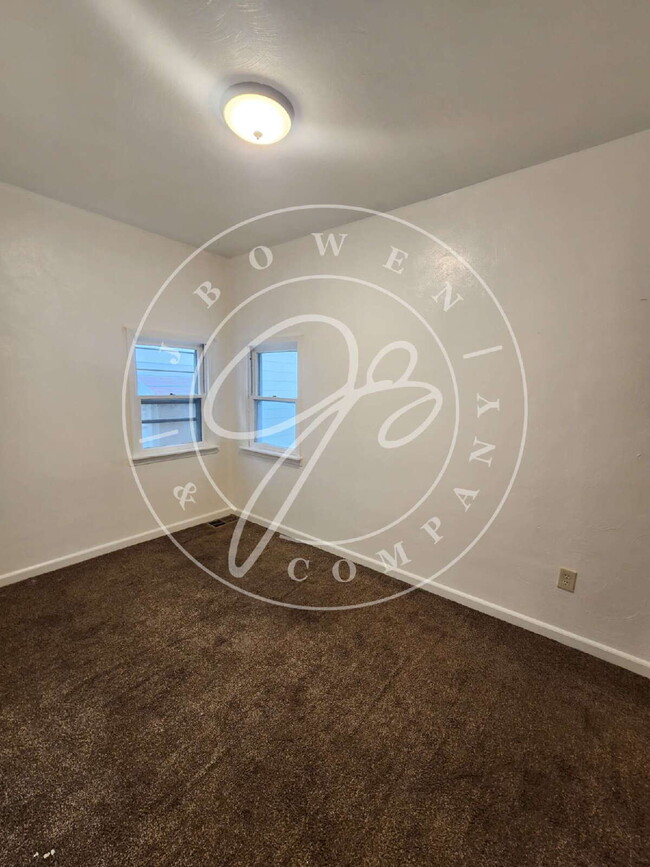 Building Photo - 2-Bedroom Gem! Large kitchen. Convienient ...