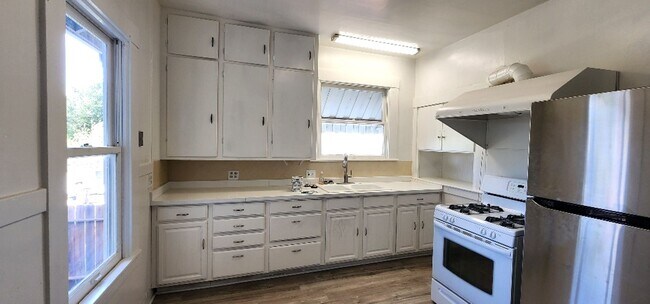 Building Photo - Large Sunny 4 Bedroom 3 Bath Country Style Home in Vallejo!