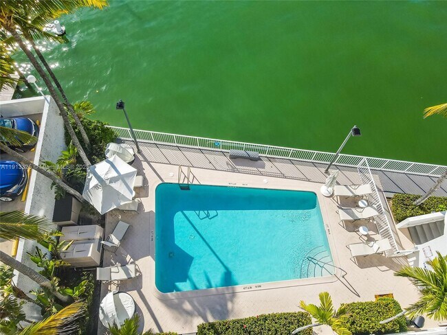 Building Photo - 5880 Collins Ave