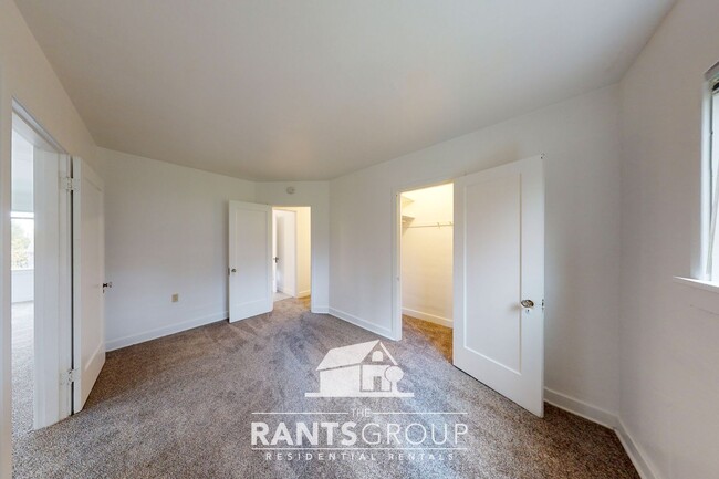 Building Photo - Charming & bright westside 2 bed, 1 bath o...