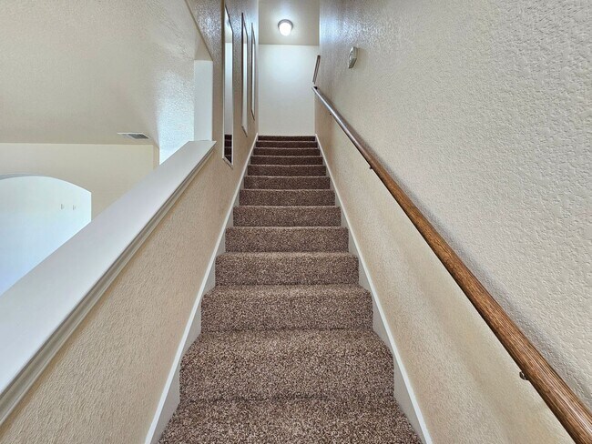 Building Photo - BRAND NEW FLOORING - AVAILABLE & MOVE-IN READY!