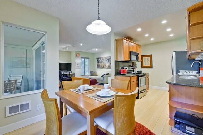 Building Photo - Fully Furnished Condo near Downtown Mountain View & Stevens Creek Trail