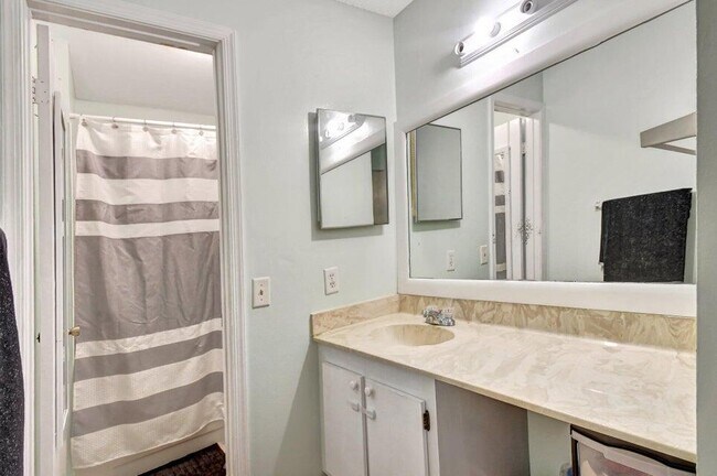 Building Photo - 7627 Courtyard Run W