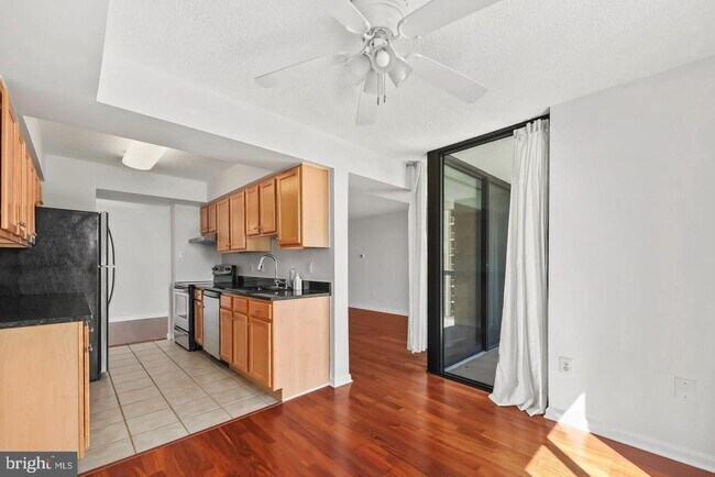 Building Photo - 4500 S Four Mile Run Dr