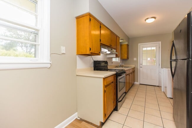 Building Photo - 3 Bedroom