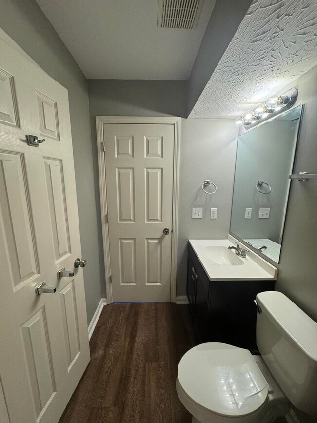Building Photo - 210 Mousas Way