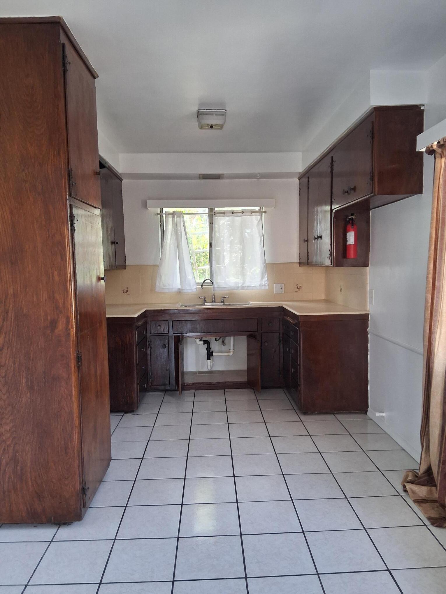 Building Photo - 418 E Tamarack Ave