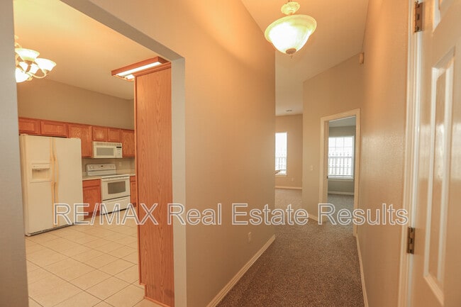 Building Photo - 1202 SW Cabriolet St