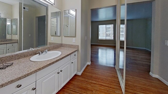 Building Photo - Woodland Hills, Warner Center 1/Bed. Condo!