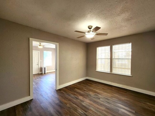 Building Photo - Fantastic 1 Bed 1 Bath Duplex in Shartel B...