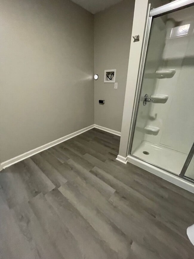 Building Photo - Oversized Newly Renovated One Bedroom Available