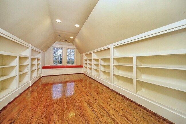 Building Photo - Stunning Tudor-style 4BR/3.5BA home in a prime, unbeatable location!