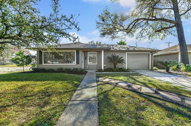 Building Photo - 1349 Martin St