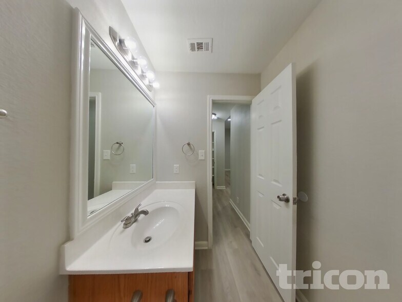 Building Photo - 4842 Dahlia Terrace