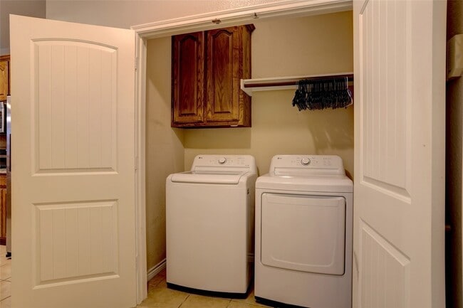 Building Photo - 5916 Round Up Ln