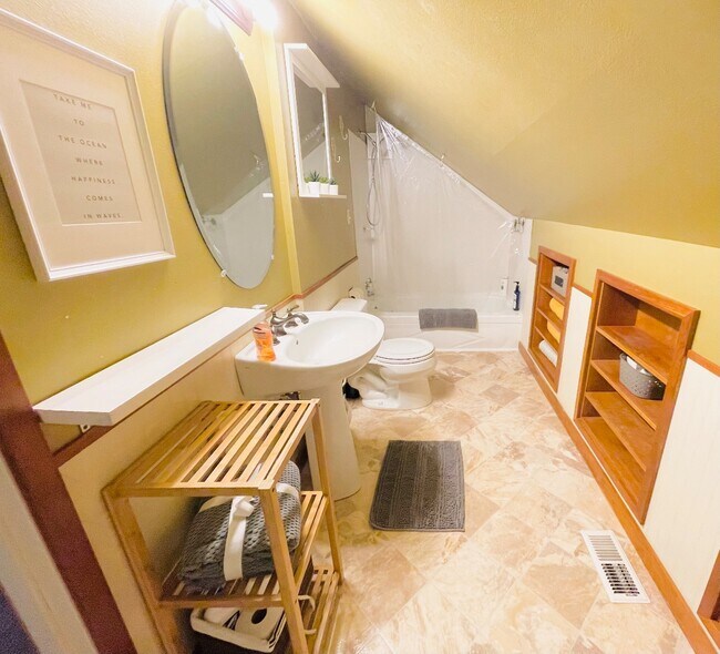 Building Photo - 11352 NE Fargo St